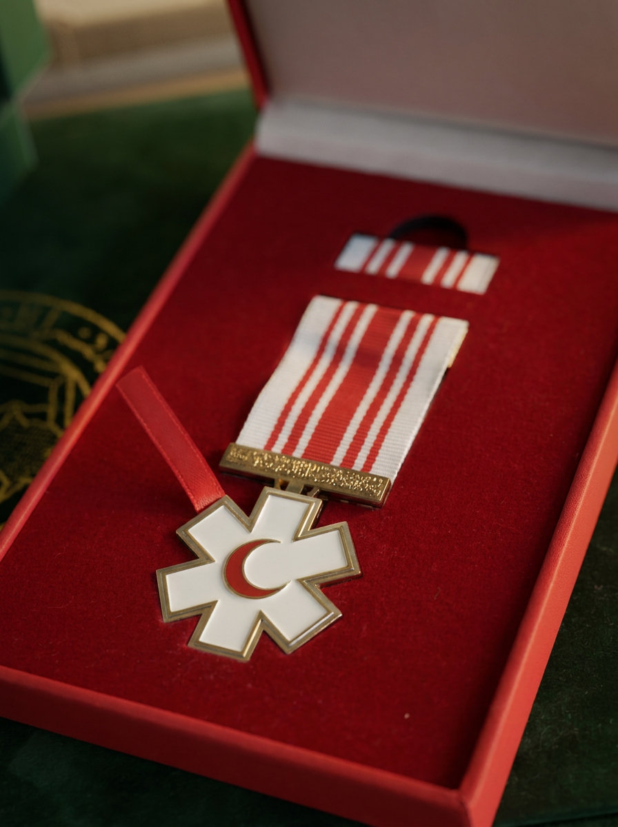 The Prince Salman bin Hamad Medal for Medical Merit in its presentation case, awarded to Dr. Amina Abdulrahim in 2020