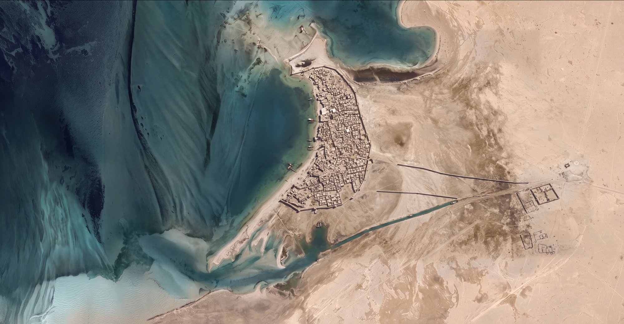 Top-down view of Al Zubarah showing the town wall, the harbour shallows, the channel and the fort at Murair